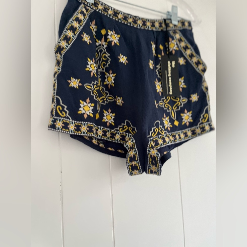 NWT The Clothing Company Embroidered Shorts Size Small - Picture 2 of 10